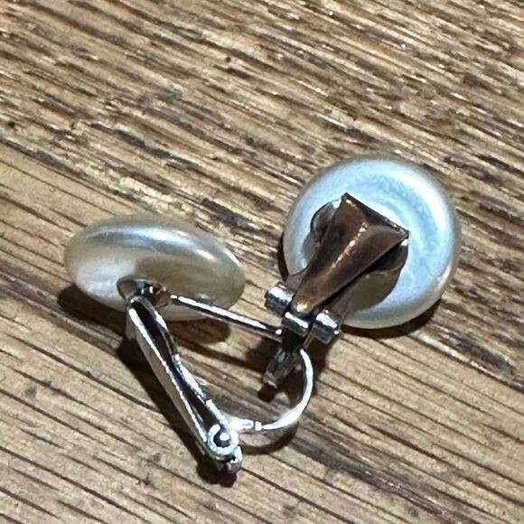 Vintage Set of Glass Pearls for 18” with Matching Vintage Clip on Earrings - Picture 3 of 4